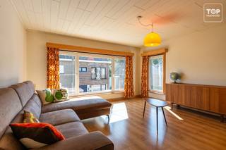 Dit tweeslaapkamerappartement met garage, terras, tuin en zolder is gelegen in een rustige straat nabij het centrum van Wondelgem. Dankzij de gunstige ligging bevinden tal van buurtwinkels, supermarkten en andere dagelijkse voorzieningen zich op wandelafstand. Bovendien bereikt u het centrum van Gent in ongeveer 15 minuten met de fiets. Ook de R4 is vlot bereikbaar en in de nabije omgeving vindt u verschillende mogelijkheden voor het openbaar vervoer.<br /><br />De woning beschikt over een lichtrijke woonkamer, een keuken, twee slaapkamers en een badkamer. Aansluitend aan de slaapkamer bevindt zich een aangename veranda die rechtstreeks toegang biedt tot de buitenruimte. Als extra troef beschikt de woning over een ruime zolderruimte, die extra opbergruimte biedt.<br /><br />Buiten geniet u van een privatieve tuin, ideaal om in alle rust te genieten van de buitenlucht. Daarnaast is er een ruime garage aanwezig, wat zorgt voor extra comfort en praktische bergruimte.<br /><br />Troeven:<br /><br />Privatieve tuin <br />Ruime garage<br />Zolder met extra bergruimte<br />EPC-label B<br />Rustige en gunstige ligging<br />Openbaar vervoer op wandelafstand<br />Vlotte verbinding met de R4<br />Centrum van Gent op ca. 15 minuten fietsen<br /><br />Geen syndicus en dus geen syndickosten. Elke entiteit beschikt over eigen, aparte tellers.<br /><br />Er staat momenteel ook nog een ander pand te koop in hetzelfde gebouw, waardoor dit pand ook interessant kan zijn als kangoeroewoning : https://topvastgoed.be/property/7852858/<br /><br />Beschikbaar bij akte!<br /><br />Contacteer Top Vastgoed voor een bezoek: 0475 700 700.
