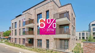 <p><strong>95% VERKOCHT! Grijp nu je kans </strong>alvorens het project is uitverkocht.<strong><br />Geniet van 6% btw, zeer interessant voor investeerders en eigen bewoners! </strong>Informeer naar de voorwaarden. <br /><u><br />Wij zijn elke woensdag van 13 uur tot 16 uur aanwezig</u>. <br /><br />Agnetenpark, Altijd thuis, overal dichtbij...<br /><br />Agnetenpark is een échte nieuwe buurt met verschillende woningtypes voor iedereen en voor elke (gezins)situatie. Maar in Agnetenpark leef je niet alleen op maat van de mensen maar ook op maat van morgen. Zo is er aandacht voor duurzame energie - denk maar aan zonnepanelen, geothermie (warmtepomp met aardwarmte) en waterrecuperatie - én duurzame mobiliteit. De woningen dragen ook het BEN-label (Bijna Energie Neutraal). Het E-peil ligt onder E20 waardoor er 5 jaar vrijstelling is op het kadastraal inkomen. <br /><br />Er wordt een nieuw buurtpark aangelegd aan de Kloosterstraat waardoor je kan genieten van het uitbundige groen tijdens een rustgevende wandeling of een gezellige namiddag met buren en vrienden.<br /><br /><strong><u>Kopwoning B appartement 0.1 gelijkvloers:</u></strong><br />-Bewoonbare oppervlakte: 93m²<br />-Oppervlakte terras: 8m²<br />-2 slaapkamers<br />-Aparte berging<br /><br />Vermelde prijs is exclusief ondergrondse parkeerplaats, berging, fietsberging en exclusief registratie, btw en notariskosten.<br /><br />Ook wordt er in Agnetenpark gezorgd voor het beste wooncomfort. Alle afwerkingskeuzes werden gemaakt én is er standaard vloerverwarming voorzien. Ondergrondse staanplaatsen, kelder- en fietsenbergingen zorgen voor het mobiele comfort. Verder zorgen de kwalitatieve afwerking en veel lichtinval in de leefruimtes voor een heerlijk thuis-gevoel. Op de ruime terrassen is er uitzicht over de stad Peer en het uitbundige groen.<br /><br />Een gevarieerd aanbod met een topafwerking, zorg voor de toekomst, het heden en het verleden, dat is wat het groene project Agnetenpark omschrijft. Bovendien kan je aankopen aan 6% btw (ovw).<br /><br />In dit project is geïnvesteerd in een efficiënt en duurzaam geothermisch verwarming en koeling systeem (KWO systeem) dat samen met zonnepanelen en warmtepompen zorgt voor een zeer lage energiefactuur. Meer info over dit systeem vind je hier: www.jansenrealestate.be/wat-is-een-kwo-systeem<br /><br />Neem vandaag nog contact op voor een afspraak op 011 39 90 50. Spring ook eens binnen in het dienstencentrum De Perelaar gelegen op de site van Agnetenpark.<br /><br />Wij ontzorgen je ook voor de <strong>verkoop </strong>van je <strong>huidige woning</strong>! Voor meer uitleg helpen we je graag verder.<br /><br /><em>Getoonde renders en plannen zijn indicatief.</em></p>