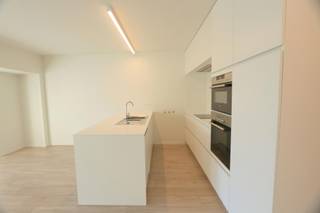 Dit stijlvol en modern appartement is rustig gelegen op het kerkplein van Melsele, op een centrale locatie nabij het dorpscentrum.<br /><br />Het appartement combineert hedendaags wooncomfort met een uiterst energiezuinige afwerking. Dankzij de vloerverwarming op basis van een warmtepomp geniet je van een aangenaam binnenklimaat en een energiezuinige manier van wonen.<br /><br />De ruime leefruimte met open keuken vormt het hart van het appartement. De keuken is volledig uitgerust met een koelkast met vriesvak, oven, combi-oven, vaatwasser, keramische kookplaat en dampkap. De parkettegel zorgt voor een stijlvolle en tijdloze uitstraling. Vooraan sluit het eerste terras (2 m²) mooi aan op de leefruimte en geniet je daar bovendien van de ochtendzon! <br /><br />Verder beschikt het appartement over 2 slaapkamers, een badkamer voorzien van inloopdouche, dubbel lavabomeubel en spiegel, een apart toilet met handenwasser, een nachthal met ruimte voor een vestiairekast en een praktische berging met aansluitingen voor wasmachine en droogkast.<br />Achteraan is er nog een tweede terras van 11,1 m², zuidgericht. <br /><br />Deze topper is beschikbaar vanaf 15 november 2026. De provisie voor de gemeenschappelijke kosten bedraagt 85 euro per maand (inclusief privé verbruik verwarming) <br /><br />Contacteer ons voor meer informatie en/of een plaatsbezoek via verhuur@homevast.be of tel. via 03 376 20 20.
