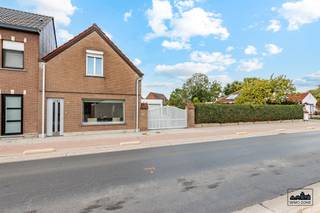  Ontdek deze gezellige halfopen woning in Hamme, ideaal voor wie ruimte en potentieel zoekt. Op het gelijkvloers vind je een ruime,...