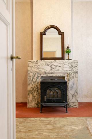 Nabij de Kruispoort (langs de gegeerde Brugse-Mettenstraat) te Sint-Kruis, centraal gelegen aan de stadsrand van Brugge bevindt zich dit verrassend huis te koop op een gunstig georiënteerd perceel van 275m² met 4 ruime slaapkamers (22m2, 22m2, 15m2 & 15m2). Dit huis te koop geniet van een gunstige locatie nabij het commercieel centrum van Sint-Kruis, openbaar vervoer, buurtwinkels, warenhuizen, scholen, sportcentra en met een vlotte verbinding naar Brugge, Damme, Knokke, Maldegem...Indeling:Gelijkvloers (circa 82m²):- Inkomhal (14m²); - lichtrijke woonkamer (50m²); - deels ingerichte keuken (10m²);- berging / wasplaats (8m2) met afzonderlijk wc;- zongerichte buitenruimte (275m²) met terras + tuinhuis.Eerste verdieping (circa 54m²):- Nachthal (7m²);- 2 ruime slaapkamers (22m² & 15m²);- badkamer (10m2).Tweede verdieping (circa 40m2):- Nachthal (4m²);- slaapkamer 3 (15m²);- slaapkamer 4 (22m2).Derde verdieping (circa 15m2):- Zolderberging.Kelderberging (circa 14m2).Dit pand is onderworpen aan de renovatieverplichting van de Vlaamse overheid voor residentiële gebouwen (behoudens bij sloop binnen 5 jaar na de aankoop). Consulteer voor meer informatie de website van het Vlaams Energie- en Klimaatagentschap via https://www.vlaanderen.be/een-woning-kopen/renovatieverplichting-voor-residentiele-gebouwen