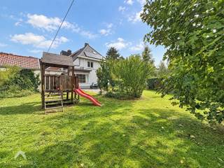 <p>Ruime en lichtrijke halfopen woning, gelegen in een rustige doodlopende straat in Sint-Amandsberg. Met een uitstekende Mobiscore van 9,3/10 geniet deze woning bovendien van een bijzonder gunstige ligging. Via de inkomhal met vestiaire bereikt u de ruime leefruimte met grote raampartijen en veel natuurlijke lichtinval. De zeer ruime keuken biedt plaats voor een eetruimte en sluit aan op een praktische berging. Verder bevinden zich op het gelijkvloers een badkamer, apart toilet en een kleine zolderruimte. Op de eerste verdieping bevinden zich 3 slaapkamers en een apart toilet met lavabo. De tweede verdieping vormt een veelzijdige extra woonlaag met een aparte bureauruimte, een vierde slaapkamer en een kleine zolderruimte. De ruime, zonnige tuin beschikt over 2 terrassen en biedt volop ruimte om te ontspannen of gezellig buiten te vertoeven. Verder zijn er een garage en een afzonderlijk fietskot.</p>
<p>Extra troeven:</p>
<ul>
<li>Gunstig EPC</li>
<li>Voorzien van 13 zonnepanelen en batterij</li>
<li>Airconditioning</li>
<li>Regenwaterput van 10.000 liter</li>
<li>Waterontharder</li>
<li>Recente gasketel</li>
<li>Ruime zonnige tuin</li>
<li>2 terrassen</li>
<li>Garage en afzonderlijk fietskot</li>
<li>Rustige ligging nabij Rozebroeken</li>
</ul>
<br /><strong>Richtprijs: 545.000 euro</strong>
<p>Deze woning is te koop ZONDER makelaar via het concept van Smart Houses! Wenst u verdere inlichtingen of een bezoek? Contacteer rechtstreeks de eigenaar via +32497657302</p>