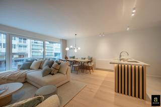 Op het beste stukje van de Lippenslaan, ligt dit zonnige 3-slaapkamerappartement, pas vernieuwd met luxueuze afwerking! <br />Brede leefruimte met zithoek en open haard, parketvloer, fineereiken kasten, travertin werkbladen,... <br /><br />Via de inkomhal met vestiaire en gastentoilet betreedt u de lichtrijke leefruimte met brede raampartijen en een open, stijlvol geïntegreerde keuken. De leefruimte geeft uit op het terras aan de voorzijde, waar u aangenaam kan genieten van de omgeving.<br /><br />Het appartement beschikt over drie volwaardige slaapkamers, elk voorzien van ingemaakte kasten en een eigen ensuite douchekamer, wat zorgt voor een hoog niveau van comfort en privacy.<br /><br />Een privatieve kelderberging is inbegrepen. Mogelijkheid tot overname van het meubilair en aankoop van een autostaanplaats.<br /><br />Een instapklaar appartement op topligging, ideaal als tweede verblijf of investering.