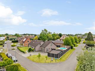 In de rustige Klaverbeekstraat 13 in Waasmunster vindt u deze ruime en energiezuinige gezinswoning waar comfort, ruimte en buitenleven perfect samenkomen.<br /><br />Met 325 m² bewoonbare oppervlakte, een perceel van 891 m², 5 slaapkamers en 2 badkamers biedt deze woning alle ruimte voor grote gezinnen, nieuw samengestelde gezinnen, thuiswerkers of wie graag extra comfort wenst. Dankzij slaapkamers en badkamers zowel op het gelijkvloers als op de verdieping is de indeling bovendien bijzonder praktisch en toekomstgericht.<br /><br />De tuin vormt een echte verlenging van de woning. Hier geniet u van een verwarmd zwembad op aquapanelen, een sfeervolle buitenkeuken en een ruime overkapping met screens. Ideaal voor lange zomeravonden, etentjes met vrienden en een dagelijks vakantiegevoel in eigen tuin.<br /><br />Ook energetisch scoort deze woning sterk dankzij EPC-label A, 32 zonnepanelen, warmtepomp en airco’s. Daarnaast beschikt de woning over een infraroodcabine voor 3 personen, een grote garage met extra bergruimte en een kruipkelder als bouwtechnische troef.<br /><br />De ligging is rustig en kindvriendelijk, met een vlotte verbinding richting Gent, Antwerpen en Sint-Niklaas.<br /><br />Een woning waar ruimte, comfort en energiezuinig wonen hand in hand gaan.<br /><br />Benieuwd naar deze ruimte gezinswoning?<br />Contacteer mij voor meer info of een bezoek.<br /><br />0493 72 43 26<br />alexander@woonvast.be<br />www.woonvast.be