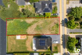 Mooi lot bouwgrond voor een open woning met grote tuin en achteraan uitzicht op velden met een oppervlakte van 875m² en een perceelbreedte van 17,5m op een residentiele ligging nabij het centrum van Lochristi. Er geldt GEEN bouwverplichting!<br />Het gaat hier over Lot 2 in de verkaveling.<br />Voor meer informatie en bouwvoorschriften : info@loimmo.be