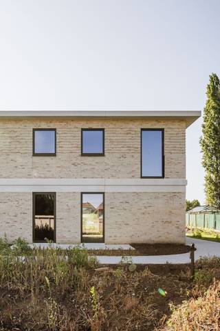 Danneels bouwde deze halfopen bebouwing in moderne stijl in ons toekomstgerichte nieuwbouwproject ‘Bosveld’ in Aalst. Een residentiële en groene omgeving, dicht bij het stadscentrum en alle voorzieningen.  <br /><br />Deze woning kan <strong>in enkele maanden woonklaar</strong> worden afgewerkt volgens jouw smaak en wensen. <br /><br />Deze woning is rustig gelegen, middenin een <strong>mooie parktuin</strong> en bijzonder functioneel ingedeeld. Zithoek, eetkamer en keuken vormen een mooi geheel dat optimaal in verbinding staat met de zuid gerichte tuin en het terras.<br /><br />Op de verdieping hebben we <strong>drie ruime slaapkamers</strong>, een badkamer, berging en een apart toilet. Bij de woning hoort ook een buitenberging, een autostaanplaats én een fietsenberging.<br /><br />Een geothermische warmtepomp, vloerverwarming, zonnepanelen en slimme ventilatie zorgen voor een optimaal comfort en een lage energiefactuur.<br /> 