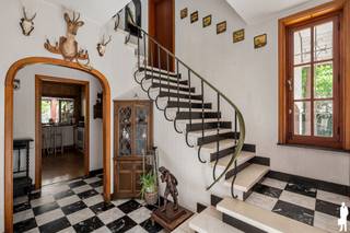 <strong>Te renoveren villa op een uitzonderlijk perceel van ca. 3.063 m² in het groene Maria-ter-Heide!</strong><br /><strong>In een bijzonder rustige en residentiële woonomgeving, bevindt zich deze karaktervolle villa met een uitstekende basis voor wie op zoek is naar ruimte, privacy en renovatiemogelijkheden.</strong><br /><em>De woning geniet van een unieke ligging in het gegeerde Maria-ter-Heide, omringd door groen en toch met een vlotte verbinding naar het centrum van Brasschaat, scholen, winkels, openbaar vervoer en de E19 richting Antwerpen en Breda.</em><br /><br /><span><strong>Indeling:</strong></span><br /><span>Gelijkvloers</span><br />- Royale <strong>inkomhal </strong>(ca. 14 m²) met marmeren dambordvloer, vestiaire en gastentoilet.<br />- Ruime <strong>woonkamer </strong>(ca. 34 m²) met aansluitend de <strong>eetkamer </strong>en een <strong>aparte bureauruimte</strong>.<br />- Lichtrijke <strong>eetkamer</strong> (ca. 21 m²) met directe toegang tot de <strong>veranda </strong>(ca. 27 m²) en een prachtig<strong> zicht op de tuin</strong>.<br />- Afzonderlijke, volledig <strong>ingerichte keuken</strong> met verbinding naar zowel de eetkamer als de veranda.<br />- <strong>Praktische wasplaats </strong>(ca. 9 m²) met aansluitingen voor wasmachine en droogkast en extra bergruimte.<br />- Inpandige garage (ca. 21 m²) voorzien van een manuele poort.<br /><br /><span>Verdieping:</span><br />- De <strong>nachthal </strong>met ingebouwde linnenkast geeft toegang tot <strong>vier volwaardige slaapkamers</strong> en de badkamer.<br />- Hoofdslaapkamer (ca. 26,5 m²) op linoleum, met toegang tot het ruime <strong>dakterras</strong>.<br />- Tweede slaapkamer (ca. 28 m²) op tapijt, eveneens met toegang tot het dakterras.<br />- Derde slaapkamer (ca. 17,5 m²) op tapijt.<br />- Vierde slaapkamer (ca. 19 m²) op linoleum.<br />- De slaapkamers beschikken over praktische ingebouwde kasten.<br /><br />- De <strong>badkamer </strong>(ca. 6,5 m²) is uitgerust met een ligbad met douchefunctie, dubbele lavabo en toilet.<br /><br /><span>Zolder:</span><br />- Ruime <strong>bergzolder </strong>bereikbaar via een vlizotrap.<br />- Tweede <strong>zolderruimte</strong> toegankelijk via de garage, eveneens bereikbaar met een vlizotrap.<br /><br /><span>Tuin:</span><br />- De <strong>tuin </strong>vormt zonder twijfel één van de a<strong>bsolute troeven</strong> van deze eigendom.<br />- Het <strong>uitzonderlijke perceel</strong> biedt een oase van <strong>rust </strong>en <strong>privacy</strong>, omgeven door volwassen bomen en groen.<br />Verder beschikt de tuin over:<br />- Een <strong>volledig omheind</strong> perceel;<br />- Meerdere vijvers;<br />- twee <strong>praktische bijgebouwen</strong>, ideaal als opslagruimte, atelier, hobbyruimte of tuinberging;<br /><br /><span><strong>Bijzonderheden:</strong></span><br />- Rustige, residentiële ligging in Maria-ter-Heide.<br />- Te renoveren villa met bijzonder veel potentieel.<br />- Ideaal voor wie wonen en werken wenst te combineren.<br />- <strong>Verwarming </strong>op aardgas via radiatoren.<br />- Gedeeltelijk <strong>onderkelderd</strong> met bijkomende <strong>kruipruimte</strong>.<br />- <span>Hoofdzakelijk </span>dubbele beglazing.<br />- <strong>Inpandige garage </strong>(met smeerput)<strong> </strong>en twee carports.<br />- <strong>Vlotte bereikbaarheid</strong> richting Brasschaat, Kapellen, Antwerpen en Breda.<br /><br /><em>Stedenbouwkundige inlichtingen in aanvraag.</em>