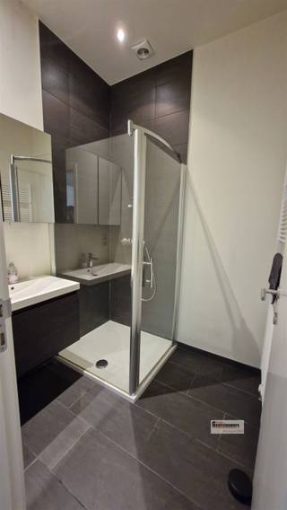 <p><span>Zeer gunstig gelegen appartement met twee slaapkamers in centrum van Antwerpen nabij Centraal Station. Alle modern comfort aanwezig. Mooi, aangenaam en verzorgd appartement met veel lichtinval. Lift aanwezig. </span></p>