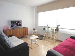 Zonnig en instapklaar appartement gelegen in een residentiële wijk en doodlopende straat te Wilrijk. Winkels, openbaar vervoer, scholen, ziekenhuizen en goede verbindingswegen zijn vlakbij.<br /><br />U betreedt het appartement via de inkomhal. Aan de voorzijde van het gebouw heeft men een compacte woonkamer op laminaat met een trendy open keuken voorzien van een volledig geïnstalleerde open keuken met granieten werkblad en toestellen van Siemens.<br /><br />Aan de achterzijde heeft men een grote slaapkamer op laminaat en een tweede slaapkamer/bureau/dressing. Via de kleinste kamer bereikt men de rustgevende tuin. Verder treft men een volledig geïnstalleerde badkamer met ligbad en lavabo met meubel, een aparte berging met aansluiting voor wasmachine en droogkast en een apart toilet met handwasser.<br /><br />Het appartement beschikt over een individuele verwarming op gas.<br />Eventueel beschikbaar vanaf 01/01/2027 in overleg met de huurder.<br /><br />Max.3 personen - Gemeenschappelijke kosten: 10 euro/maand - Waarborg: 3 maanden via verzekeringsbon Korfine - bijdrage plaatsbeschrijving huurder: 181,50 euro incl. BTW - EPC: 166 kWh/m²