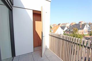 Bel appartement 'serviceflat' exploité par 'Time for Quality' situé dans la Résidence Cypres Gardens près du Zegemeer à Knokke. <br />Composition : hall d'entrée avec vestiaire, spacieux séjour lumineux avec accès à la terrasse (13m²) et au jardin, cuisine ouverte, chambre à coucher spacieuse, salle de bains avec douche. Investissement idéal pour ceux qui veulent la paix, le luxe et les soins à Knokke. La résidence dispose d'un wellness, un coiffeur et un restaurant. Plus d'infos au bureau concernant l'habitation et le centre de soins.<br /><br />Registre des mesures en cours de demande.<br /><br />N'hésitez pas à nous contacter pour plus d'informations : tel : 050 62 44 14 ou via knokke@immax.be.