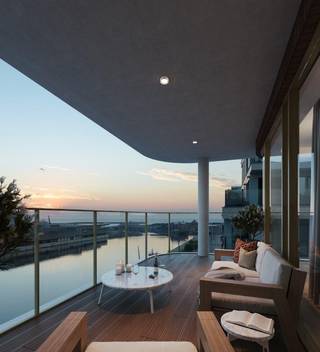 Leven op een uitzonderlijke plaats en wonen in alle rust. Genieten doe je op het terras of vanuit de mooie leefruimte door het exclusief zicht op Central Park @Sea, waar u makkelijk toegang tot heeft. Dit lichtrijke appartement met 2 slaapkamers is gelegen op de eerste verdieping. Wonen in luxe maar met oog voor detail en voor het ecologisch leven, dat is wonen in residentie Baelskaai 26. Het gebouw heeft een hedendaagse structuur, dat zie je zowel aan het interieur als exterieur. Om het u makkelijk te maken, zijn er onder- en bovengronds parkeerplaatsen beschikbaar waarbij u meteen toegang heeft tot het gebouw. Ook na een fietsrit kan u uw fiets stallen in de fietsenberging op het gelijkvloers. Contacteer ons voor meer informatie over wonen in deze luxueuze residentie.