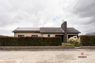 Deze ruime woning in de Kasteelstraat te Hooglede combineert comfort, een energiezuinig karakter en een gezellige leefomgeving. Het huis is zo...