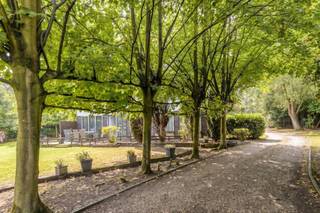 In de residentiële wijk 'Loveld' bieden wij deze charmante bungalow te koop aan op een uitzonderlijk royaal perceel van maar liefst 3.180 m². Dit ruim stuk grond biedt  privacy en groen, gecombineerd met een ongeëvenaarde centrale ligging.<br /><br />U woont hier op een boogscheut van het bruisende centrum van Aalter, waar scholen, winkels, horeca en het station vlot bereikbaar zijn. Bovendien geniet u van een uitstekende en snelle verbinding naar de E40 richting Gent en Brugge. Zoekt u een veelzijdige bouwgrond in Aalter of droomt u van een bungalow te koop op een absolute toplocatie? Neem vandaag nog contact met ons op om de diverse mogelijkheden van dit uitzonderlijke vastgoed te ontdekken.<br /><br />De eigendom wordt aangeboden via de Pre-sale formule. Van 14/09/2026 om 09:00 tot 21/09/2026 om 17:00 kan u het huis op afspraak komen bezichtigen en een bod uitbrengen. De vermelde prijs is een instelprijs. Voor meer info, gelieve contact op te nemen met de dossierverantwoordelijke.<br /><br />Dit pand is onderworpen aan de renovatieverplichting van de Vlaamse overheid voor residentiële gebouwen (behoudens bij sloop binnen 5 jaar na de aankoop). Consulteer voor meer informatie de website van het Vlaams Energie- en Klimaatagentschap via https://www.vlaanderen.be/een-woning-kopen/renovatieverplichting-voor-residentiele-gebouwen<br /><br />Bestuursmaatregelen in het maatregelenregister: nee<br /><br />Deze AI-visualisaties zijn bedoeld als inspiratie. Er werd geen rekening gehouden met technische specificaties, stedenbouwkundige voorschriften of de concrete mogelijkheden tot realisatie.
