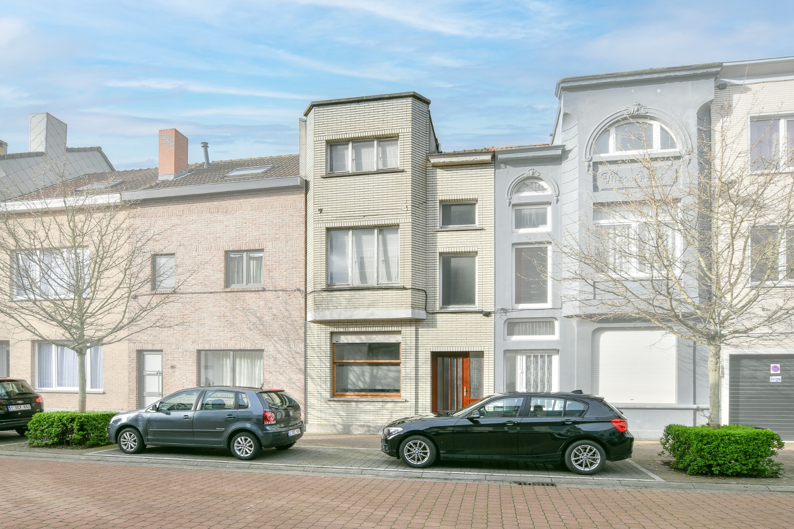 Centraal gelegen rijwoning met 4 slaapkamers en koer - foto 1