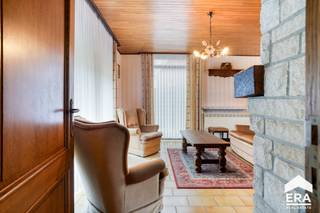 <p>Ontdek deze instapklare <strong>gelijkvloerse open bebouwing</strong> op de Aartrijksesteenweg 32 in <strong>Jabbeke</strong>. Deze gezellige bungalow uit 1979 biedt een <strong>woonoppervlakte van 123 m²</strong> op een royaal perceel van <strong>678 m² (breedte: +- 18 m, lengte +- 37m) </strong>, ideaal voor wie houdt van ruimte, comfort en een grote, onderhoudsvriendelijke tuin.</p>
<p>Via de inkomhal bereik je de badkamer en de lichtrijke woonkamer met salon en eetplaats. Dankzij de grote ramen geniet je hier de hele dag door van natuurlijke lichtinval. Aansluitend bevindt zich de functionele keuken, met toegang tot de inpandige garage of de nachthal. De nachthal leidt naar de <strong>twee ruime slaapkamers</strong> en geeft, net als de woonkamer, rechtstreeks toegang tot het zonnige terras en de groene tuin.</p>
<p>De woning beschikt over een <strong>energielabel D</strong>, zonder renovatieverplichting, de woning is bovendien <strong>asbestvrij</strong>. Verwarming gebeurt via stookolie (groene dop). Dankzij de brede oprit is er parkeergelegenheid voor meerdere wagens, aangevuld met een <strong>inpandige garage met sectionale poort</strong>.</p>
<p>Deze woning is <strong>instapklaar</strong> en kan naar wens licht opgefrist worden. De combinatie van comfortabel gelijkvloers wonen, een grote tuin en een rustige, maar strategische ligging maakt dit een ideale thuis voor <strong>alle doelgroepen</strong>. Winkels, openbaar vervoer en de oprit van de <strong>E40 richting kust en binnenland</strong> liggen op een steenworp afstand.</p>
<p>Kortom: een charmante bungalow met veel potentieel, ruimte en een uitstekende bereikbaarheid — klaar om je nieuwe thuis te worden.</p>