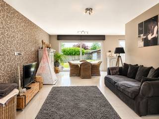 omvattende een inkomhal, grote living, moderne keuken en badkamer, 2 aparte toiletten, 4 slaapkamers, garage, berging, zolder, tuin met terras en tuinberging