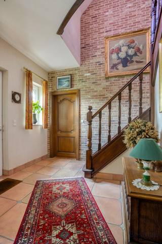 <strong>Ruime gezinswoning met 4 slaapkamers op perceel van 14a 16ca te koop in Tessenderlo</strong><br /><br />Deze gezinswoning is gelegen op een toplocatie in een rustige, kindvriendelijke woonwijk op een steenworp van het centrum.  Dankzij de vlotte verbinding met de E313 geniet je van een uitstekende bereikbaarheid richting Hasselt, Antwerpen en Leuven. Ideaal voor gezinnen die houden van rust, maar toch dicht bij alle voorzieningen willen wonen.<br /><br />We betreden de woning via de voordeur en komen binnen in de ruime en uitnodigende inkomhal (17.06 m²). Vanuit hier heb je toegang tot verschillende delen van de woning. In de inkomhal bevindt zich ook een apart toilet (3 m²). Aansluitend vinden we een eerste ruime slaapkamer (19.28 m²) en een badkamer (11.83 m²), uitgerust met een dubbele lavabo, ligbad en douche.<br /><br />De keuken (35.8 m²) is uitgevoerd in landelijke stijl en voorzien van alle comfort: een Amerikaanse koelkast, oven, microgolf en vaatwasser. Aansluitend is er een praktische berging (7.2 m²) met veel opbergruimte. Daarnaast geeft de keuken ook toegang tot de wasruimte (10.70 m²), waar de aansluitingen voor de wasmachine zich bevinden. De living (50.78 m²) is erg ruim en heeft veel natuurlijke lichtinval omwille van de vele ramen die er aanwezig zijn. Hier springt ook de mooi Italiaanse vloer in het oog, die naadloos aansluit bij de stijl van de woning. Als laatste is er gelijkvloers nog een technische ruimte (3.12 m²). <br /><br />Via de volhouten eiken trap bereiken we de eerste verdieping. Hier vinden we drie royale slaapkamers (14.22 m², 31.9 m² en 40.25 m²), waarvan de grootste perfect opdeelbaar is in twee aparte kamers, wat het totaal op vijf slaapkamers zou brengen. Eén van de slaapkamers biedt toegang tot een charmante bureauruimte (25.24 m²), ideaal voor thuiswerk of hobbyruimte. De tweede badkamer (10.83 m²) is voorzien van een dubbele lavabo, douche en toilet. Ook op deze verdieping is er nog een extra berging (5.17 m²) aanwezig.<br /><br />De woning beschikt bovendien over een ruime zolder, die zich uitstrekt over de volledige breedte van het huis.<br /><br />De tuin is bereikbaar via de keuken of via twee zijpoorten. Hier vind je een aangelegd, deels overdekt terras met ingebouwde barbecue, de ideale plek om te genieten van zonnige dagen of gezellige avonden.<br /><br />Tot slot is er een dubbele inpandige garage met automatische poort aanwezig.<br /><br />De woning wordt verwarmd op mazout en is uitgerust met een alarmsysteem. De berekende energiescore bedraagt 214 kWh/m²/jaar, wat overeenkomt met een EPC-label C, er is dus geen renovatieverplichting van toepassing.<br /><br />Kortom, deze gezinswoning biedt ruimte, comfort en een uitstekende ligging. Een unieke kans voor wie op zoek is naar een warme thuis in een rustige omgeving.<br /><br />Spreekt deze woning jullie aan? Contacteer ons via info@bosmanvastgoed.be voor meer info of een bezoek ter plaatse. Wij helpen jullie graag verder!