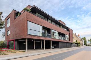 Deze instapklare studio gelegen aan de Spuikomlaan te Bredene bevindt zich op het gelijkvloers en is ideaal voor starters, alleenstaanden of als tweede verblijf aan zee.Indeling: - inkomhal- lichtrijke leefruimte - terras (8m²) met tuintje (8m²)- keuken uitgerust met een spoeltafel, keramische kookplaat, frigo met diepvries en oven- afzonderlijke slaaphoek (10m²)- badkamer voorzien van een lavabomeubel met spiegelkast, douche en toilet- aansluiting wasmachine voorzien in de hall Pluspunten:- gelijkvloerse studio met privétuin en terras- aparte slaaphoek- instapklaar- rustige locatie aan de Spuikomlaan- nabij openbaar vervoerWacht niet langer en ontdek deze unieke kans! Contacteer ons vandaag nog voor een bezoek.Dit pand is onderworpen aan de renovatieverplichting van de Vlaamse overheid voor residentiële gebouwen (behoudens bij sloop binnen 5 jaar na de aankoop). Consulteer voor meer informatie de website van het Vlaams Energie- en Klimaatagentschap via https://www.vlaanderen.be/een-woning-kopen/renovatieverplichting-voor-residentiele-gebouwen