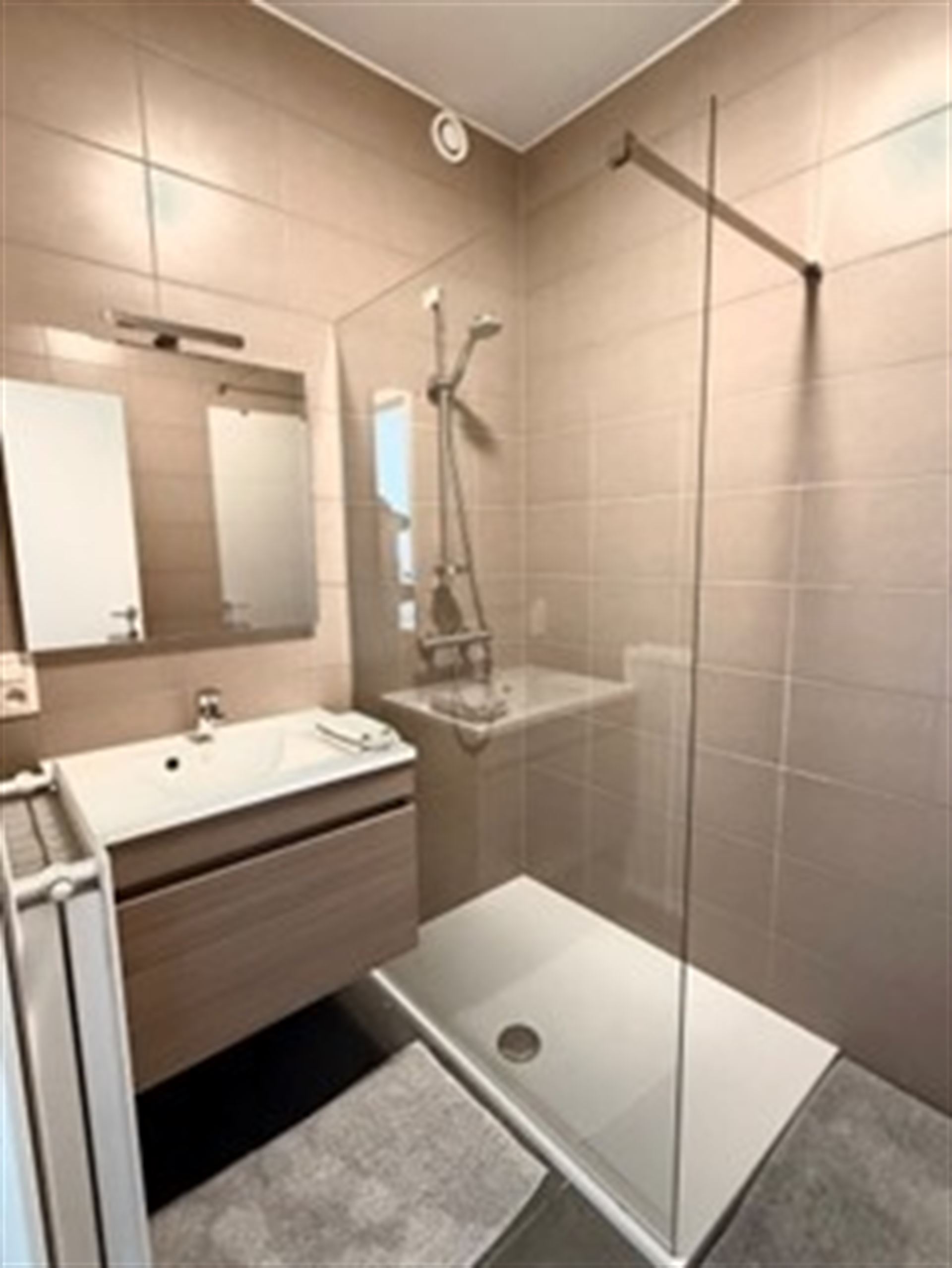 Modern gemeubeld appartement met uitzicht op water – Het Eilandje - foto 4