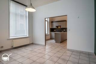 Dit gelijkvloers appartement met conformiteitsattest, gelegen in de Karperstraat 150, biedt een ideale combinatie van rust en bereikbaarheid. Gelegen in een rustige straat, met een vlotte verbinding naar het stadscentrum en belangrijke invalswegen, geniet u hier van een uitstekende ligging. Bovendien bevinden het Ferdinand Lousbergpark en de Visserij zich op wandelafstand.<br /><br />Het appartement beschikt over één slaapkamer, maar werd door de huidige eigenaars praktisch ingericht met de mogelijkheid tot het creëren van een tweede slaapkamer. In de leefruimte werd hiervoor een aparte zone voorzien die eenvoudig kan worden afgesloten. Verder beschikt het appartement over een keuken en een ruime badkamer met douche, toilet en lavabo, alsook een aansluiting voor een wasmachine.<br /><br />Dankzij de ligging en flexibele indeling is dit appartement uitermate geschikt voor studerende kinderen, als investering of voor eigen bewoning.<br />Is dit iets voor u? Plan dan uw afspraak in via de website karperstraat150.rosseel.be.<br /><br />Indien meerdere keren de vraagprijs wordt geboden, behoudt de eigenaar zich het recht om eventueel onder gesloten enveloppe te laten bieden door degenen die de vraagprijs boden.