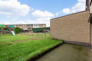 Zeer gunstig en residentieel gelegen woning aan de David Tenierslaan, een zijstraat van de Beukendreef. Zeer<strong> aangename woonomgeving in een rustige woonwijk</strong>! Het huis ligt tevens op wandelafstand van het centrum van Reet, met verschillende winkels, scholen en supermarkt Carrefour. Er is parkeergelegenheid op de eigen oprit voor 2 wagens en in de inpandige <strong>garage</strong>. Dit eigendom werd in 1981 gebouwd. In 2012 werd het plat dak vernieuwd & in 2017 de spuwmuren geïsoleerd. Deze woning heeft een goed EPC: <strong>label B. </strong> <br /><br />Op het <em><strong>GLVL</strong></em> bevinden zich een inkomhall, een apart toilet, een bureau/berging en een wasplaats. Het <strong><em>1e VERDIEP</em></strong> is ingedeeld in een traphall, een woonkamer in L-vorm en een modern ingerichte keuken. Op het <em><strong>2e VERDIEP</strong></em> zijn verder nog een nachthall, 4 slaapkamers en een ingerichte badkamer met toilet aanwezig. De tuin beschikt over een terras. Dit eigendom werd steeds zeer goed onderhouden, mits enige moderniseringen wordt ze helemaal instapklaar!