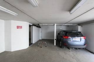 Overdekte parkeerplaats op het gelijkvloers van de residentie Luca in het centrum van Nieuwpoort Bad.<br />Afmetingen: D 5m x B 2m43. Vrije hoogte 2m. Voorzien van parkeerbeugel.