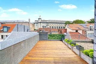 Ideally located in the heart of Brussels, within walking distance of Place du Sablon and BOZAR, this elegant unfurnished apartment with two terraces is situated on the fourth floor and offers approximately 69 m² of living space (EPC). It combines contemporary design, abundant natural light, and an exceptional location.<br /><br />The apartment features an entrance hall with a guest toilet, a bright living and dining area opening onto a spacious terrace, a fully equipped kitchen, a night hall, a comfortable bedroom, and a bathroom.<br /><br />An optional parking space is available for rent. The building also benefits from a communal bicycle storage area.<br /><br />EPC: E+<br /><br />Monthly provision for common charges: €120.<br />Monthly water provision: €40.<br /><br />The Sablon district is renowned for its unique blend of historic charm and vibrant city life. Antique shops, art galleries, renowned restaurants, inviting terraces, and artisan chocolatiers create an elegant and lively atmosphere. The property also enjoys excellent access to public transport, shops, and a wide range of cultural attractions.