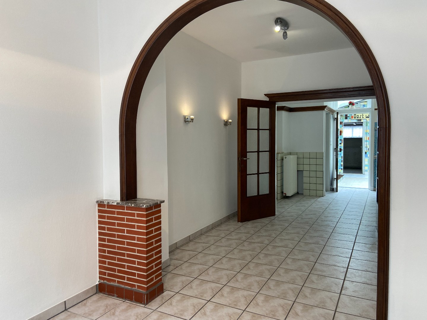 Authentieke burgerwoning met ruime garage en uitweg achteraan! - foto 4