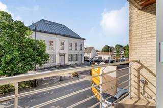 Energiezuinig 1-slaapkamer, leuk gelegen en toch rustig in het centrum van Avelgem. Via de inkom kom je in de leefruimte met semi-open keuken...