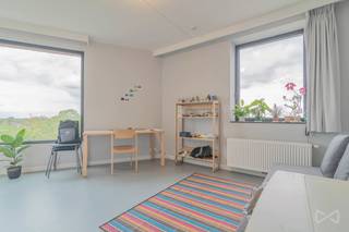 Ce studio récent de 36m² est situé au 12ème étage de la résidence Waterview sur Engels Plein à Louvain. L'emplacement est extrêmement pratique pour les étudiants, à seulement 1 km de la gare de Louvain et à distance de marche du centre-ville. Dans ce quartier dynamique situé le long du canal, vous trouverez également des loisirs, des restaurants, des magasins et des parcs dans les environs immédiats. Il s'agit de l'un des seuls studios de cette résidence. Le studio dispose d'un agréable espace de vie ouvert avec une cuisine équipée et une salle de bain séparée, équipée d'un lavabo, d'une douche et de toilettes. Grâce aux grandes fenêtres, vous bénéficiez d'une grande luminosité et d'une belle vue sur Louvain et ses environs. Vous êtes à la recherche d'un investissement sans souci ? Ne manquez pas cette opportunité et prenez rapidement rendez-vous ! La résidence est gérée par la KU Leuven, ce qui vous permet de travailler en toute tranquillité.