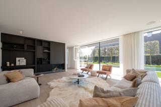 Dans un quartier résidentiel et calme se trouve cette villa neuve de haute qualité à vendre. Située sur un magnifique terrain orienté au sud et...