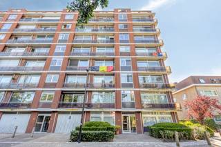 Bent u op zoek naar een instapklaar en strategisch gelegen vastgoed? Dit uitzonderlijke appartement in Borsbeek biedt een perfecte combinatie van rust, ruimte en een uitstekende bereikbaarheid. Gelegen in een doodlopende, gesloten straat geniet u hier van een veilige en kalme woonomgeving, terwijl de grote invalswegen en verbindingswegen richting Antwerpen en omstreken zich op een boogscheut bevinden. Een ideale opportuniteit voor wie comfortabel wil wonen met alle voorzieningen binnen handbereik.Het appartement dat we hier te koop aanbieden in Borsbeek beschikt over volgende indeling: - inkomhal - lichtrijke woonkamer - keuken - badkamer voorzien van inloopdouche- apart toilet - slaapkamer 1 - slaapkamer 2- slaapkamer 3 - dubbele garagebox Dit appartement biedt zowel een unieke kans voor gezinnen en alsook voor investeerders die op zoek zijn naar een mooie investering. Troeven aan dit appartement te koop in Borsbeek: - EPC 201 kWh (label C) - Dubbele garagebox (inclusief in de prijs) - Centrale ligging - Doodlopende straat Bent u geïnteresseerd in dit vastgoed te koop in Borsbeek? Aarzel dan niet om ons te contacteren. Het Dewaele vastgoedkantoor van Deurne aan de Turnhoutsebaan staat graag tot uw dienst. Had u graag een gratis schatting van uw eigendom? Bel ons voor een vrijblijvend gesprek op 03/666.66.66 of mail naar deurne@dewaele.comBestuursmaatregelen in het maatregelenregister: nee