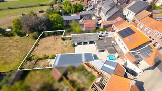 <span><span>Deze gerenoveerde woning is gelegen te Roesbrugge, deelgemeente van Poperinge. Zoals de brede gevel al laat vermoeden, hebben we <strong>een unieke woon-werkoppervlakte </strong>achterliggend in de aanbieding! <br /><br />Bij het betreden van de woning komt u via een <strong>grote inkomhal </strong>terecht in de ruime <strong>leefruimte met open keuken</strong>,<strong> </strong>waar u kunt genieten van alle nieuwste snufjes. Aansluitend geniet u van een <strong>overdekt terras met zicht op de prachtige landerijen</strong>. Er is ook een<strong> zij-ingang/oprit met een elektrische poort die aansluit op 3 garages</strong>. <br />Op het gelijkvloers geniet u van een <strong>nieuwe badkamer</strong> met een ligbad, inloopdouche en lavabomeubel. <br /><br />Tevens bevindt zich vooraan in de woning ook een <strong>ruime bureelruimte. </strong>Mits een kleine aanpassing, kan hier een aparte toegang gecreëerd worden. Op deze manier kan de woning ook gedeeltelijk professioneel aangewend worden (bijberoep, dienstverlenend beroep, vrij beroep, praktijk, kantoor, noem maar op...) Kortom een breed potentieel aan ruimtes. <br /><br />Op de bovenverdieping bevinden zich 4<strong> ruime slaapkamers</strong>, een apart toilet, een inbouwkast en een kleinere slaapkamer met een ensuite badkamer die nog in aanbouw is. <br />Via een vaste trap kunt u zich begeven tot de <strong>zolderruimte</strong>, waar u indien nodig nog bijkomende kamers kan creëren. <br /><br />De woning beschikt over <strong>15 zonnepanelen</strong>, een <strong>pelletkachel </strong>en een regenwaterput van 10.000L. <br /><br /><u>Troeven van de woning:</u> </span></span>
<ul>
	<li><span><span>Ruime woning die helemaal gerenoveerd is;</span></span></li>
	<li><span><span>Grote leefruimte met open keuken en zicht op de zuidgerichte tuin;</span></span></li>
	<li><span><span><strong>Mogelijkheid tot het uitoefenen van een beroepsactiviteit</strong>;</span></span></li>
	<li><span><span>5 slaapkamers;</span></span></li>
	<li><span><span>Achterbouw met garages. </span></span></li>
</ul>
<span><span>Kortom een woning met veel potentieel! Voor wie op zoek is naar ruimte, rust of combinatie werk-wonen! <br /><br />Reserveer nu uw bezoekmoment! Bel Diksimmo op het nummer <strong>051 50 11 51 </strong>of mail naar diksmuide@diksimmo.be.</span></span>