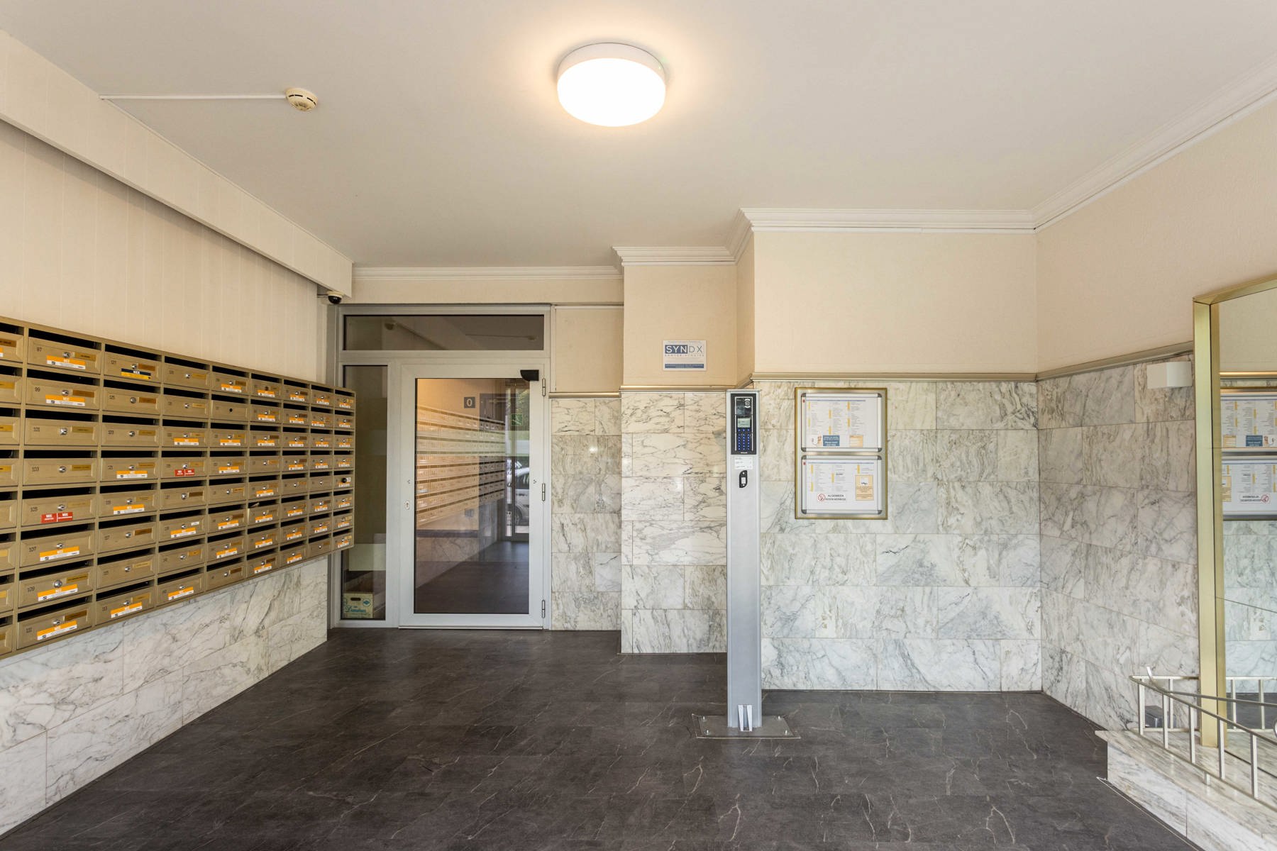 TE KOOP: instapklaar appartement met terras en garagebox!  - foto 4