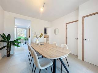 Beautiful home with 3 bedrooms, side entrance and nice garden.Fully renovated home in a central location consisting of entrance hall, bright...