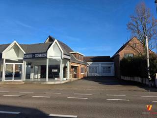 Bent u op zoek naar een ruim handelspand met maximale zichtbaarheid op een topligging? Dan is dit veelzijdige commerciële pand aan de <strong>Luikersteenweg 84 in Tongeren</strong> precies wat u zoekt.<br />Dit voormalige garagepand beschikt over een totale oppervlakte van maar liefst <strong>700 m²</strong>, inclusief ruime opslag- en werkplaats. Dankzij de brede gevel en de prominente ligging langs een drukke invalsweg geniet het pand van <strong>uitstekende zichtbaarheid</strong> en <strong>veel buitenruimte voor display of etalage</strong>, ideaal voor commerciële doeleinden.<br /><strong>Troeven van het pand:</strong>
<ul>
	<li><span>Totale oppervlakte van 700 m²</span></li>
	<li><span>Voormalige garage – geschikt voor diverse commerciële activiteiten</span></li>
	<li><span>Ruime werkplaats/opslagruimte</span></li>
	<li><span>Grote buitenruimte met tal van displaymogelijkheden</span></li>
	<li><span>Strategische ligging langs een drukke verbindingsweg</span></li>
	<li><span>Goede bereikbaarheid en vlotte verbinding naar centrum en invalswegen</span></li>
</ul>
Dit pand biedt tal van mogelijkheden: showroom, handelszaak, magazijn, atelier, groothandel, automotive, of een combinatie van opslag en verkoopruimte. Dankzij de flexibele indeling kan het eenvoudig aangepast worden aan uw specifieke noden.<br />Bent u ondernemer of investeerder en op zoek naar een pand met commerciële uitstraling en groeipotentieel? Dan is dit een unieke opportuniteit in Tongeren.<br />Contacteer de eigenaar vandaag nog voor meer informatie of een bezichtiging. Eddy staat u graag te woord op 0495 51 46 09<br /> 