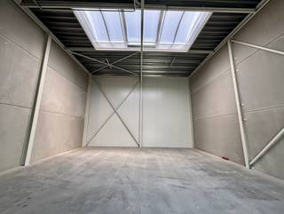 <b><span> - Gebouw A : 13 units vanaf 127m² tot 2.000m²<br />- Gebouw B : 430m2 opslag in combinatie met 330m2 kantoren/labo uitbreidbaar tot 700m2) <br />- Gebouw C : BTS - 2.176m2 opslag in combinatie met 266m2 kantoren/labo (uitbreidbaar tot +/- 1.000m2) <br />- Gebouw D : 9 units (vanaf 227m2 tot 2.000m2)<span><br /><br /><br />Flexibele combinatie van showroom &amp; magazijn</span></span></b><br />
<p><span>De showrooms kunnen uitsluitend gehuurd worden in combinatie met één of meerdere magazijnruimtes.<br /></span></p>
<p>Elke unit beschikt standaard over 2 parkeerplaatsen. Extra parkeerplaatsen kunnen indien gewenst worden gehuurd aan de achterzijde van het terrein.</p>
<p><span><br /><br /></span></p>
<ul>
<li>Elke unit is uitgerust met een eigen elektriciteitsmeter (vermogen 40A).</li>
<li>Aansluitingen voor water zijn voorzien.</li>
<li>Er is geen gas aanwezig en verwarming wordt niet voorzien.</li>
<li>Alle units zijn<strong> </strong>onmiddellijk beschikbaar voor verhuur</li>
<li>Mogelijkheid om mezzanine in te bouwen</li>
<li>Zichtlocatie</li>
</ul>
<span>Duurzaamheid</span> : <br /><br />• Mogelijkheid tot plaatsen van zonnepanelen<br />• Regenwaterrecuperatie voorzien voor elke unit<br />• LED verlichting<br />• Laadpunten voor elektrische wagen en -fiets<br />• Veel groen in en rond het park wat dit een prachtige plek maakt om te werken<br />
<p><span><br /><br /></span></p>
<p><strong><u>Beschikbare combinaties showroom + magazijnruimte:</u></strong></p>
<ul>
<li><span>191 m² showroom i.c.m. 185 m² – 370 m² – 555 m² – 740 m² magazijn</span></li>
</ul>
<ul>
<li><span>382 m² showroom i.c.m. 185 m² – 370 m² – 555 m² – 740 m² – 925 m² – 1.110 m² – 1.295 m² – 1.480 m² magazijn</span><span></span></li>
</ul>
<p><strong> Enkel magazijnruimte</strong></p>
<p>Beschikbare magazijnunits:</p>
<ul>
<li><span>1 x 127 m² + 2 parkeerplaatsen</span></li>
</ul>
<ul>
<li><span>1 x 189 m² + 2 parkeerplaatsen</span></li>
</ul>
<ul>
<li><span>8 x 185 m² + 2 parkeerplaatsen</span></li>
</ul>
<p>Units kunnen <strong>naast elkaar gecombineerd</strong> worden om grotere oppervlaktes te creëren zoals:</p>
<ul>
<li><span>185 m² – 370 m² – 555 m²</span></li>
</ul>
<br />
<p><u>In overeenstemming met de richtlijnen van IDETA (Intercommunale) zijn alleen bedrijven toegestaan die de units wensen te gebruiken voor onderstaande:</u></p>
<ul>
<li><strong>Opslag</strong></li>
<li><strong>B2B-verkoop</strong></li>
</ul>
<p>Retailactiviteiten of kleinhandel (B2C) zijn niet toegestaan.</p>
