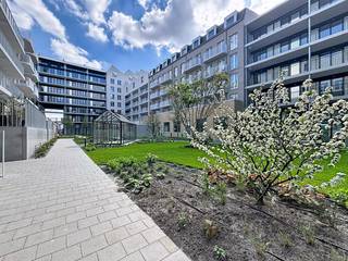<strong>Nieuwbouw appartement met ruim terras </strong>(ca. 12m2) op het zuiden, gelegen aan het gloednieuwe Vetten Os Plein. Residentie Groene Poort is een ontwikkeling van Triple Living en is gebouwd rond een gemeenschappelijke binnentuin met onder andere een gemeenschappelijke serre voor wie graag moestuiniert en een petanquebaan.<br />Op het gelijkvloers van het project komt onder andere een apotheek en een Carrefour supermarkt. Verder is er ook een gemeenschappelijke ruimte voorzien met wasmachines voor de bewoners, gebruik tegen betaling.<br /><br /><strong>Indeling:</strong><br />Inkomhal met aparte wc; berging; woonkamer met open keuken; ruim zonneterras; badkamer met inloopdouche; slaapkamer met toegang naar het terras.<br /><br /><strong>Bijzonderheden:</strong>
<ul>
	<li>Doorheen heel het appartement ligt een keramische tegel.</li>
	<li>Alle modernste technieken aanwezig zoals vloerverwarming met koelfunctie voor in de zomer, ventilatie, fiber internet...</li>
	<li>Het appartement is voorzien van verlichting, gordijnrails en vliegenramen!</li>
	<li>Autostaanplaats mogelijk aan € 135,-/mnd.</li>
	<li>Gemeenschappelijke fietsenberging.</li>
	<li>Provisie alg. kosten € 150,-/mnd (incl. verwarming via stadsnet met jaarlijkse afrekening via tussenmeter).</li>
	<li>Velostation voor de deur.</li>
</ul>