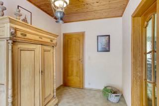 IN OPTIERustig gelegen en goed onderhouden open bebouwing op een perceel van circa 1400 m².INDELINGGelijkvloersWe betreden de woning aan de zijkant...