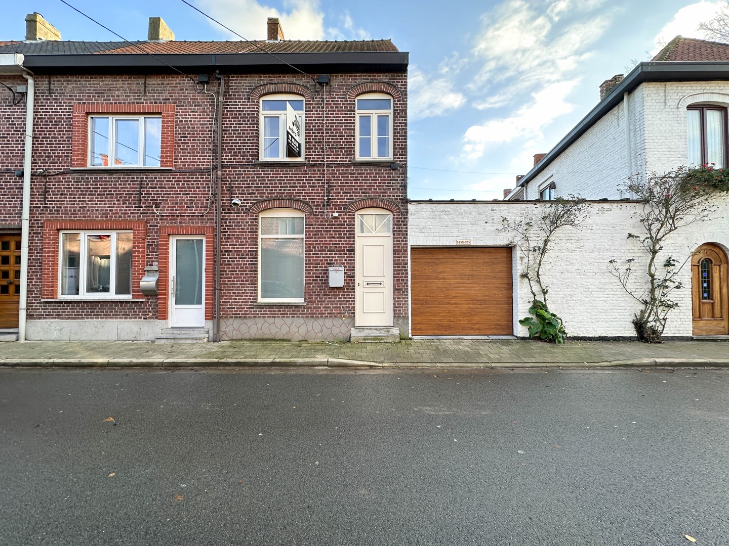 Gerenoveerde woning met drie slaapkamers & autostaanplaats te Roeselare! - foto 1