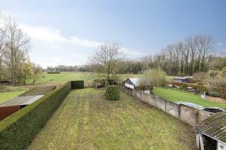 Op te frissen driegevelwoning met prachtig landelijk uitzicht en veel potentieel. Deze charmante driegevelwoning geniet van een agrarische...