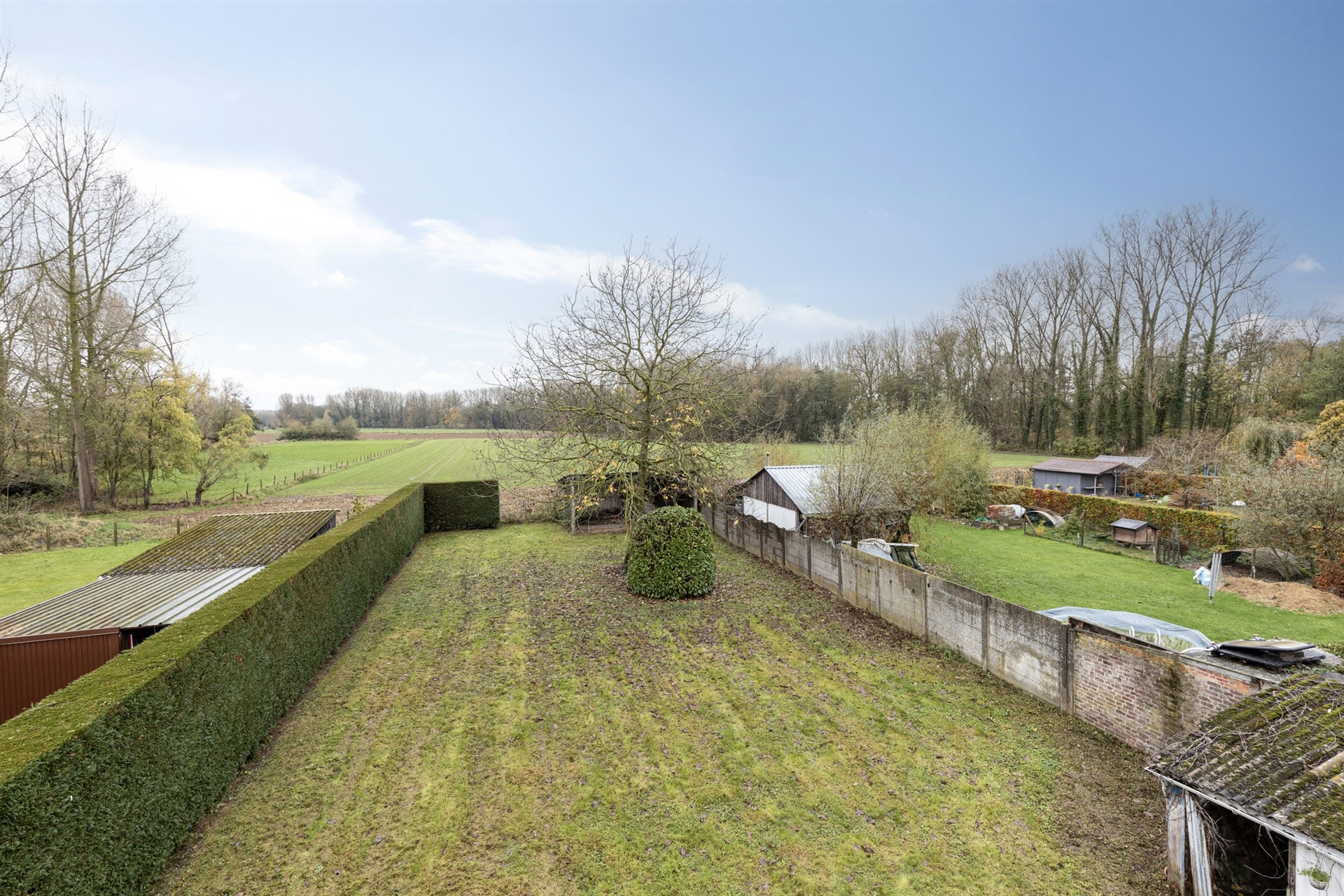 Landelijk zicht achter deze te renoveren woning - foto 1