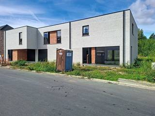 Energieneutrale gesloten bebouwing met garage en 4 slaapkamers<br /><br />Lot 6 is een gesloten bebouwing in de moderne stijl. <span>Deze woning ligt in een nieuw woonproject zonder doorgaand verkeer. Op fietsafstand van het station van Lichtervelde, vlotte verbinding naar Torhout en Roeselare en nabij de oprit van de E403. De woningen in deze verkaveling worden aangeboden met ingerichte badkamer, bevloering en ingerichte keuken. </span><br /><br /><span>GELIJKVLOERS inkom, wc, ruime living met open keuken, garage met berging.<br />EERSTE VERDIEPING: 4 ruime slpks, badkamer ingericht met ligbad, inloopdouche en badkamermeubel met dubbele lavabo, aparte wc en technische ruimte.</span><br />Deze woning staat ruwbouw-winddicht momenteel en kan tamelijk snel instapklaar gemaakt worden. <br /><br /><span>Energiezuinige woning (E - 21) door doorgedreven isolatiepakket, ventilatiesysteem D, zonnepanelen, vloerverwarming en warmtepomp. Extra troeven. Leuke tuin, grenzend aan groenzone. <br />Prijs excl. btw en kosten.<br />Download de brochure op https://durabrik.immo/lichtervelde-leysafortstraat <br />Bij Durabrik ben je zeker van een vaste prijs. Geen budgettaire verrassingen dus tijdens je bouwtraject.<br />Heb je vragen? Contacteer dan je bouwadviseur Vincent Sohier op 0475/98.89.02. of mail naar vincent.sohier@durabrik.be<br /><br />Bezoek onze kijkwoning in Roeselare.<br />*Beelden en oppervlaktes zijn indicatief.</span>