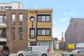 Ben je op zoek naar een karaktervolle woning met 4 slaapkamers en garage op een centrale ligging? Dan is deze woning in de Kobengeerstraat zeker een bezoek waard. De woning bevindt zich in een rustige éénrichtingsstraat, op wandelafstand van winkels, scholen en alle voorzieningen van het centrum van Beveren.<br />Je komt binnen in de inkomhal en loopt verder naar de ruime leefruimte, waar je beschikt over een gezellige gashaard, zithoek en eetplaats. Aansluitend bevindt zich de keuken, voorzien van een gasvuur en met toegang tot het terras. Verder vind je op het gelijkvloers nog een apart toilet, extra bergruimte en een inpandige garage met elektrische poort.<br />Op de eerste verdieping bevinden zich 2 slaapkamers en een ruime, gerenoveerde badkamer. Deze is uitgerust met een inloopdouche, ligbad, dubbele lavabo en toilet. Er is bovendien plaats voorzien voor wasmachine en droogkast.<br />Op de tweede verdieping bevinden zich nog 2 extra slaapkamers, waardoor de woning in totaal over 4 slaapkamers beschikt. Daarnaast is er nog een kelder aanwezig en een extra bergruimte.<br />De woning beschikt over een EPC-label D, waardoor er geen renovatieplicht van toepassing is. Er is centrale verwarming op gas met een hoogrendementsketel en de ramen werden vervangen door hoogrendementsbeglazing.<br />Een ideale woning voor starters of gezinnen, maar dankzij de centrale ligging en praktische indeling ook zeker interessant als investering.<br />Op zoek naar een instapklare woning in centrum Beveren? Contacteer ons via 052 46 38 03 voor meer informatie of een bezoek.