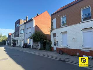 <p><span>Projet de rénovation offrant de nombreuses possibilités dans la Nielsestraat</span></p><p><span>Ce projet de rénovation offre de nombreuses possibilités à ceux qui recherchent une opportunité intéressante de construction ou de rénovation.</span></p><p><span>À l'avant se trouve un </span><span>terrain à bâtir de 75 m²</span><span>, situé au </span><span>254 de la Nielsestraat</span><span>. À l'arrière se trouve une </span><span>maison à rénover entièrement</span><span>, </span><span>sur une parcelle de 85 m²</span><span>, située au </span><span>250 de la Nielsestraat</span><span>.</span></p><p><span>La combinaison de ces deux parcelles rend ce projet particulièrement intéressant pour ceux qui recherchent un projet de rénovation à fort potentiel. La propriété offre des possibilités tant de rénovation que de développement ultérieur, sous réserve du respect des règles d'urbanisme en vigueur.</span></p><p><span>Données :</span></p><ul><li><span>254, Nielsestraat : terrain à bâtir de 75 m²</span></li><li><span>Nielsestraat 250 : maison à rénover entièrement sur un terrain de 85 m²</span></li><li><span>Projet intéressant pour les rénovateurs, les constructeurs ou les investisseurs</span></li></ul><p><span>De nombreuses possibilités</span></p>