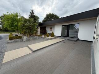 <strong>luxe villa met ruime loods en 4 slaapkamers. </strong><br />Ontdek deze exclusieve en instapklare gelijkvloerse villa waar luxe, ruime en comfort perfect samen komen.<br /><br /><strong>Indeling woning:</strong><br />inkomhal, toilet, wasberging, leefruimte met open keuken, bureau, bergruimte, badkamer, technische ruimte, en 4 slaapkamers (1 gebruikt als dressing)<br /><br /><strong>Indeling loods:</strong><br />aparte opbergruime met inmaak kasten, toilet, bureel, loods met 2 poorten<br />poort 1) 3,05m hoog en 5m breed - automatisch<br />poort 2) 3,05m hoog en 4m breed - manueel<br />voorzien van drijfkracht (3 * 400 kwh)<br />gepolierde vloer <br />geïsoleerd (6 in de muren en 14 cm in dak) <br />2 brandkoepels die open kunnen<br />activiteit mogelijk) <br /><br /><strong>Troeven:</strong>
<ul><li>rustige ligging</li><li>veel lichtinval</li><li>ruime loods van 360m²</li><li>goed epc</li><li>elektriciteit conform</li><li>vloerverwarming</li><li>zonnepalen  (46 stuks)</li><li>batterij voor zonnepanelen</li><li>aangelegde tuin met poolhouse </li><li>oplader voor elektrische wagens</li></ul>
zie plannen in bijlage <br />Dit is een vanafprijs