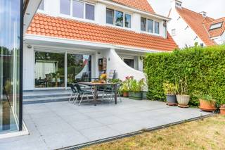 <strong>Welkom in Lode Zielenslaan 16 op Linkeroever!</strong><br /><br />Sommige woningen vertellen een verhaal. Dit is er één van!<br /><br />In de geliefde <strong>Lode Zielenslaan</strong>, een van de mooiste residentiële lanen van <strong>Antwerpen Linkeroever</strong>, bevindt zich deze instapklare halfopen bebouwing waar rust, ruimte en comfort elkaar moeiteloos vinden. Omringd door brede, groene straten en op wandelafstand van het Galgenweel, Sint-Anneke Plage en de Scheldeoever geniet u hier elke dag van een uitzonderlijke woonkwaliteit, terwijl het bruisende stadscentrum van Antwerpen verrassend dichtbij blijft.<br /><br />Bij het betreden van de woning wordt u meteen verwelkomd door een aangename lichtinval en een warme sfeer. <strong>De leefruimte </strong>straalt gezelligheid uit en loopt naadloos over in <strong>de eetkamer </strong>en de stijlvolle <strong>leefkeuken</strong>. Grote raampartijen brengen de tuin als het ware naar binnen en creëren een prachtige verbinding tussen binnen- en buitenleven.<br /><br />De kwalitatief afgewerkte <strong>keuken</strong> vormt het kloppende hart van de woning. Hier komen design, comfort en functionaliteit perfect samen, waardoor koken en samenzijn vanzelfsprekend worden. Doorheen de volledige woning werden de voorbije jaren tal van kwalitatieve renovaties uitgevoerd, steeds met respect voor het karakter van de woning en oog voor hedendaags wooncomfort.<br /><br />Buiten wacht een verrassend rustige en volledig <strong>aangelegde tuin</strong> waar <strong>twee uitnodigende terrassen</strong> elk hun eigen beleving bieden. Genieten van de ochtendzon met een kop koffie of ontspannen tijdens lange zomeravonden in alle privacy: hier wordt buitenleven een dagelijkse luxe.<br /><br />Op <strong>de eerste verdieping</strong> bevinden zich <strong>drie volwaardige slaapkamers</strong> en een <strong>stijlvolle badkamer</strong>.<br />De ruime zolderverdieping biedt bovendien tal van mogelijkheden en kan perfect ingericht worden als master suite, extra slaapkamer, thuiskantoor of hobbyruimte, volledig afgestemd op uw eigen levensstijl en er is kleine berging bij.<br /><br /><u><strong>Technisch:</strong></u><br />Stedenbouw informatie: Vg, Wg, Gmo, Gvkr, Gvv<br />EPC 200 kWh/m²jaar<br />Geen renovatie verplichting<br />Een <strong>vernieuwd en geïsoleerd dak</strong>, <strong>zonnepanelen met thuisbatterij</strong>, een recente <strong>condensatieketel,</strong> vernieuwde ramen en kwalitatieve materialen zorgen ervoor dat deze woning niet alleen charme uitstraalt, maar ook klaar is voor de toekomst.<br /><br />Dit is geen woning die u simpelweg bezoekt.<br />Dit is een woning die u voelt.<br />Een plek waar generaties herinneringen hebben opgebouwd en waar een nieuw verhaal klaar ligt om geschreven te worden.<br /><br />Na meer dan 37 jaar vol warmte, liefde en mooie herinneringen is deze woning klaar om een nieuw hoofdstuk te schrijven.<br />Misschien wel samen met u.<br />Interesse? Maak dan snel je afspraak op 03 369 70 33.