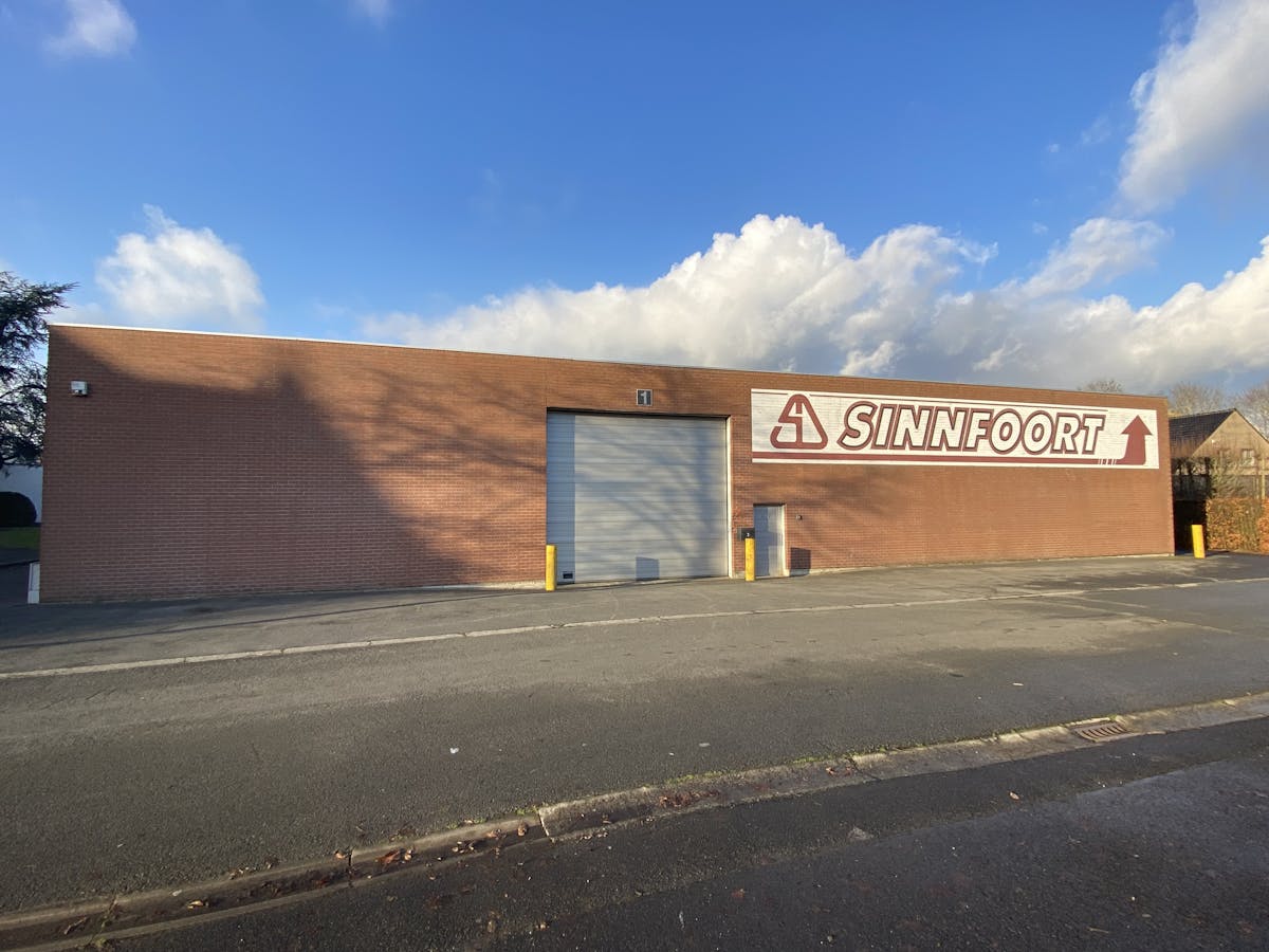 Warehouse on a commercial location near exit E403 in Roeselare - photo 1