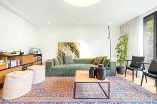 Exclusief 1-slaapkamerappartement op toplocatie in Ukkel, vlak bij Coghen, Messidor en het Brugmannpark, in de prachtige Florelallaan, tussen de Brugmannlaan en de Coghenlaan.<br />Dit stijlvolle en instapklare appartement is gelegen op de tweede verdieping van deze recente residentie met een luxueuze uitstraling en een hoogwaardige afwerking. <br />De uitzonderlijke ligging, op wandelafstand van Messidor, het Brugmannpark, talrijke kwaliteitsvolle handelszaken, restaurants, openbaar vervoer, scholen en recreatiemogelijkheden, maakt dit een unieke woonkans.<br /><br />Het appartement omvat een inkomhal met gastentoilet en berging/wasplaats, een ruime en lichtrijke leefruimte met salon, eetplaats en een volledig uitgeruste open keuken, een comfortabele slaapkamer met dressing, een moderne badkamer voorzien van een dubbele lavabo, een ruime inloopdouche en een tweede toilet. Dankzij de grote raampartijen geniet u van een overvloed aan natuurlijk licht en van prachtige zichten, zowel aan de voorzijde als aan de rustige achterzijde van het gebouw.<br /><br />Een privatieve kelder is inbegrepen in de verkoopprijs. Daarnaast is er de mogelijkheid om een autostaanplaats in de residentie aan te kopen voor € 40.000.<br /><br />Een uitzonderlijk appartement dat luxe, comfort, rust en een absolute topligging in een van de meest gegeerde buurten van Ukkel perfect weet te combineren.