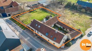 BEZOEKDAG ZATERDAG 12/07 VAN 10U TOT 12U (enkel op afspraak!)Geen nieuwbouw, maar een authentieke vierkantshoeve met ruime binnenkoer en buiten de...